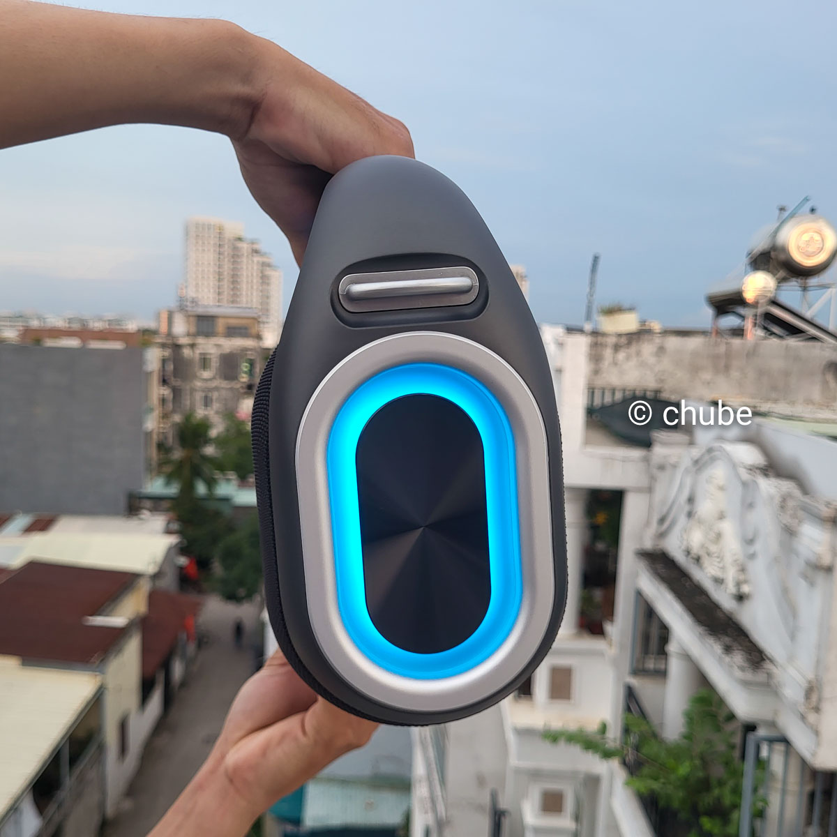 Loa Bluetooth Karaoke HiFuture MusicBox 300 - Mặt trước với tay xách và micro
