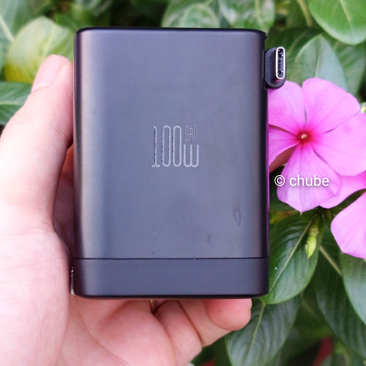 Mặt hông củ sạc in thông số công suất 100W