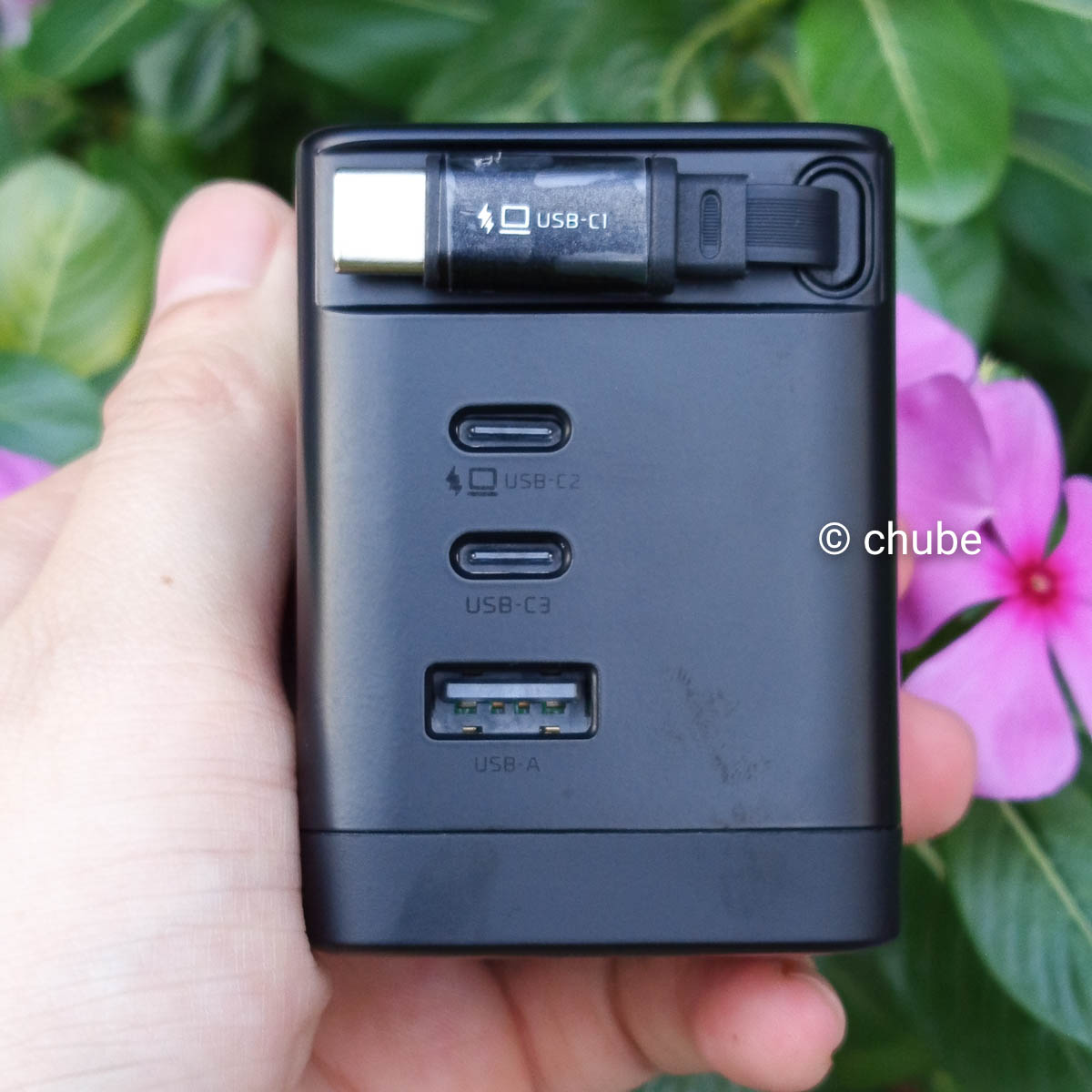 Mặt cổng sạc với 3 cổng tích hợp và 1 dây rút