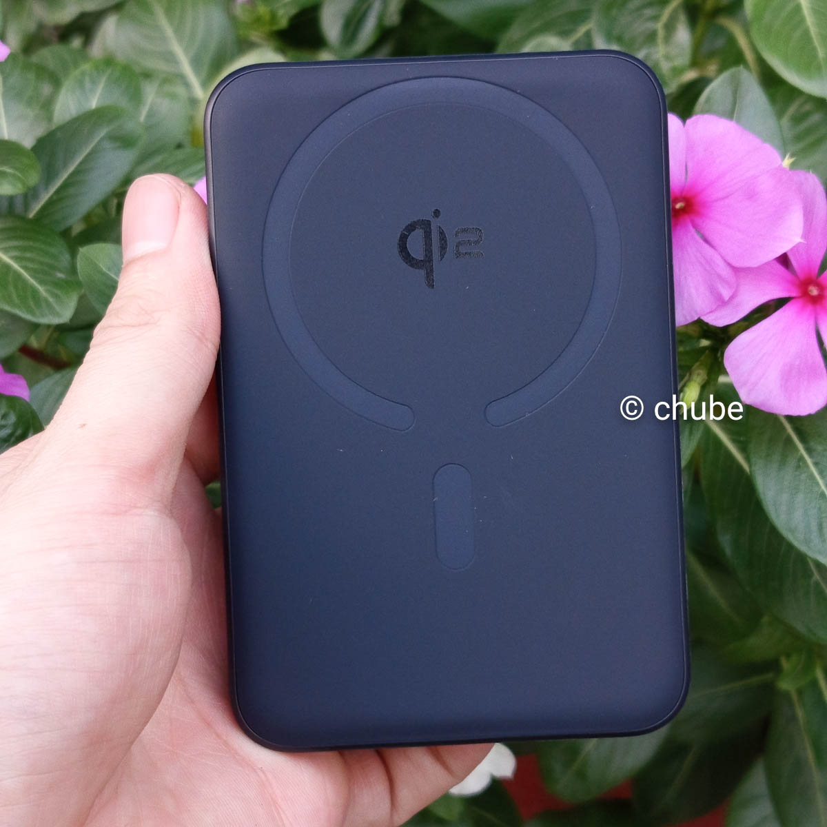 Cận cảnh mặt sạc Qi2 của Baseus FM12