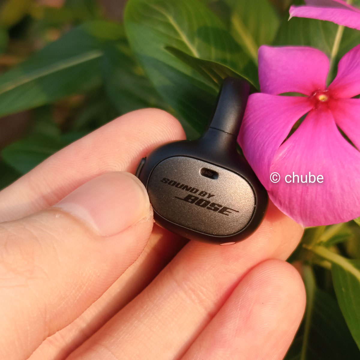 Logo Sound by Bose nổi bật trên tai nghe