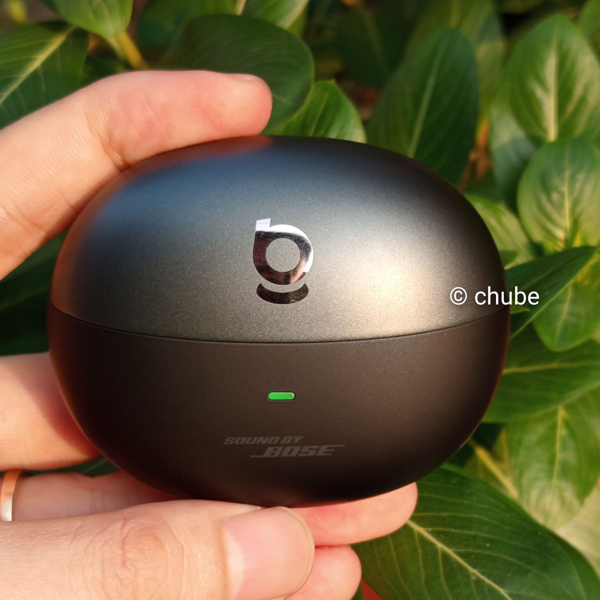 Dòng chữ Sound by Bose nổi bật trên hộp sạc