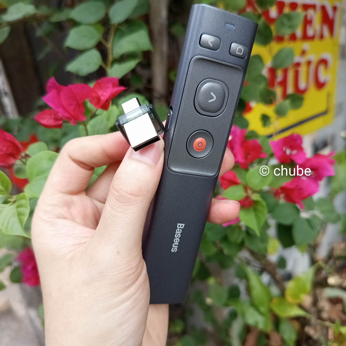 Đầu thu USB A và Type C tiện lợi trên bút laser trình chiếu Baseus