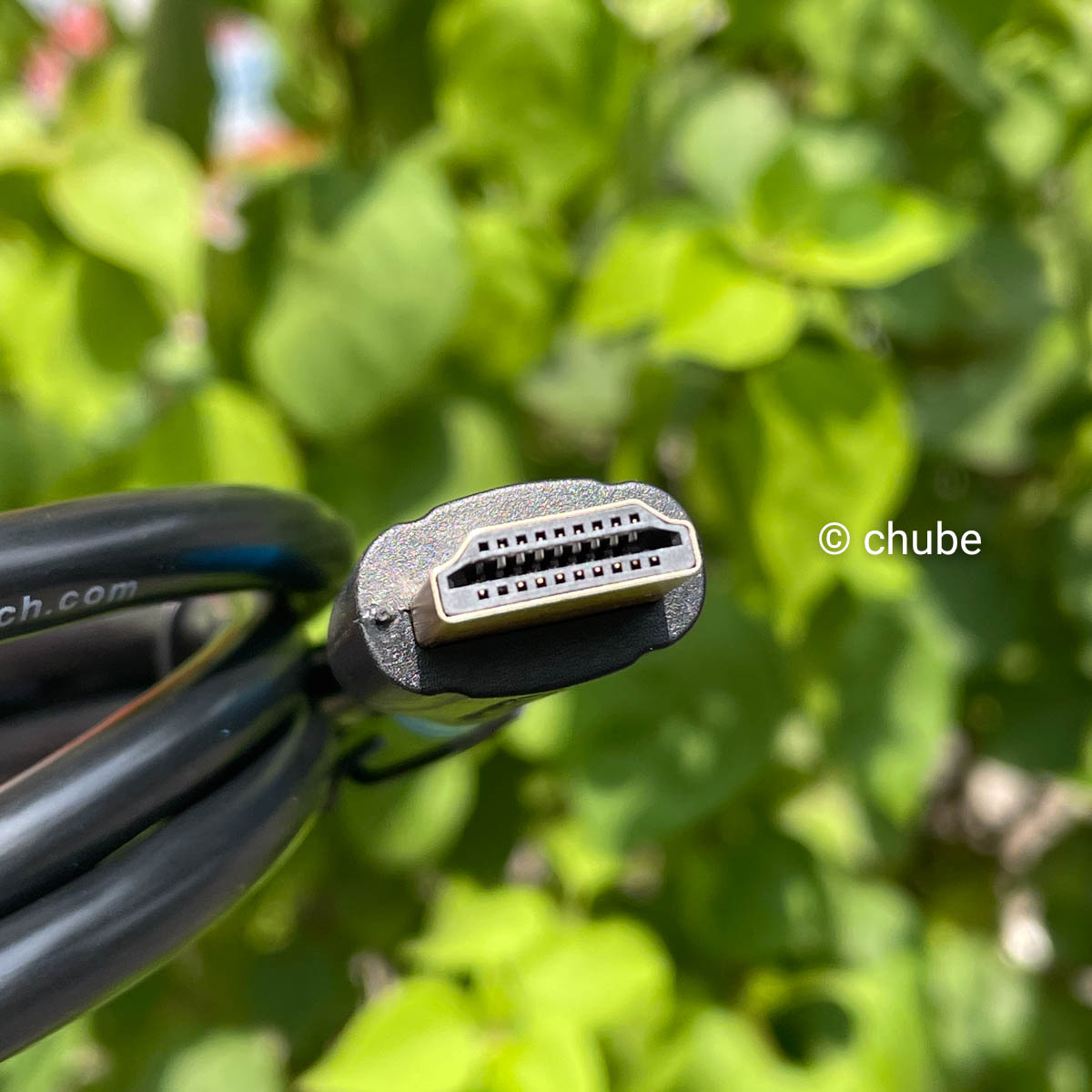 Cận cảnh đầu cáp HDMI mạ vàng trong bộ thiết bị thuyết trình gồm những gì