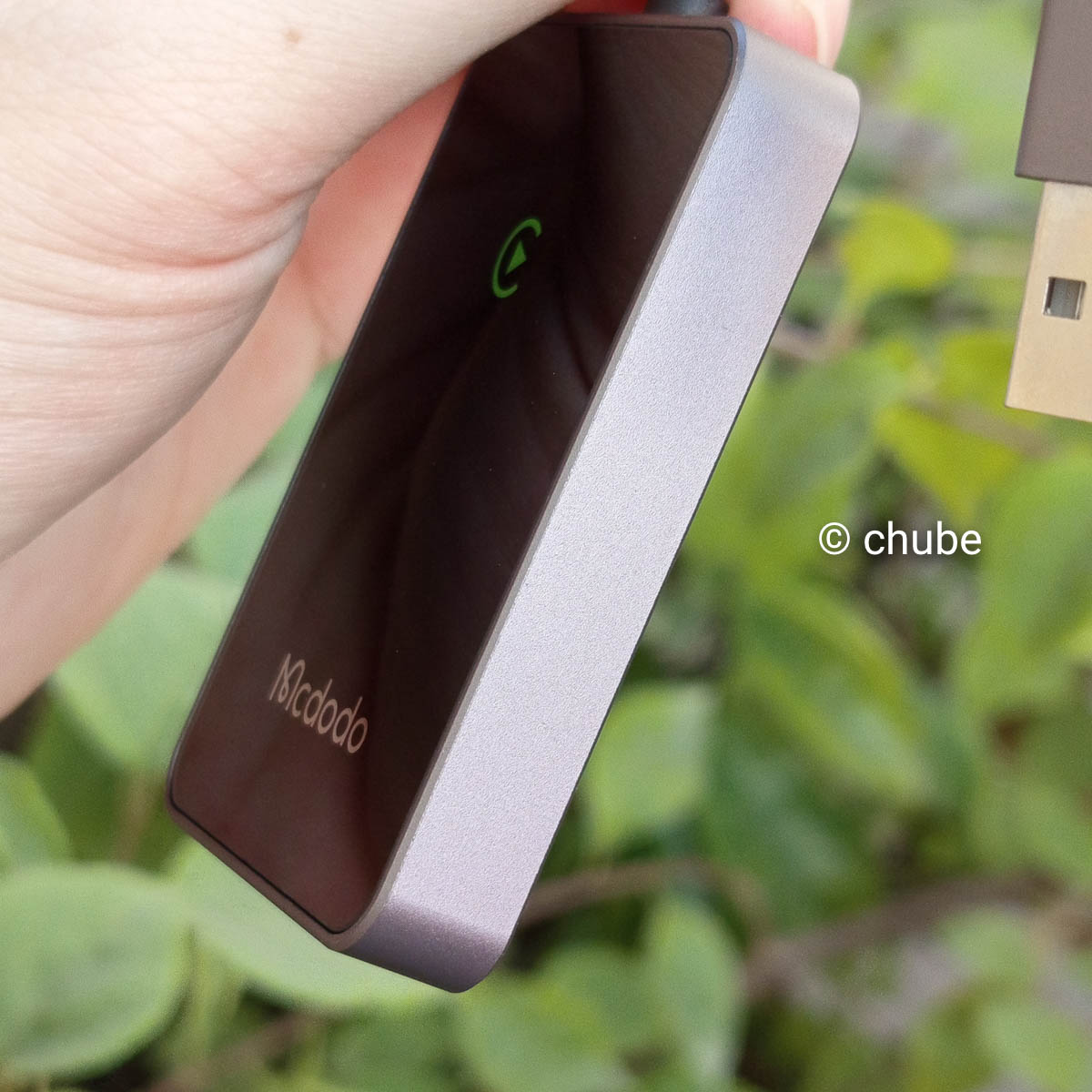 Cạnh hông nhôm sắc nét và chắc chắn của adapter carplay không dây iphone