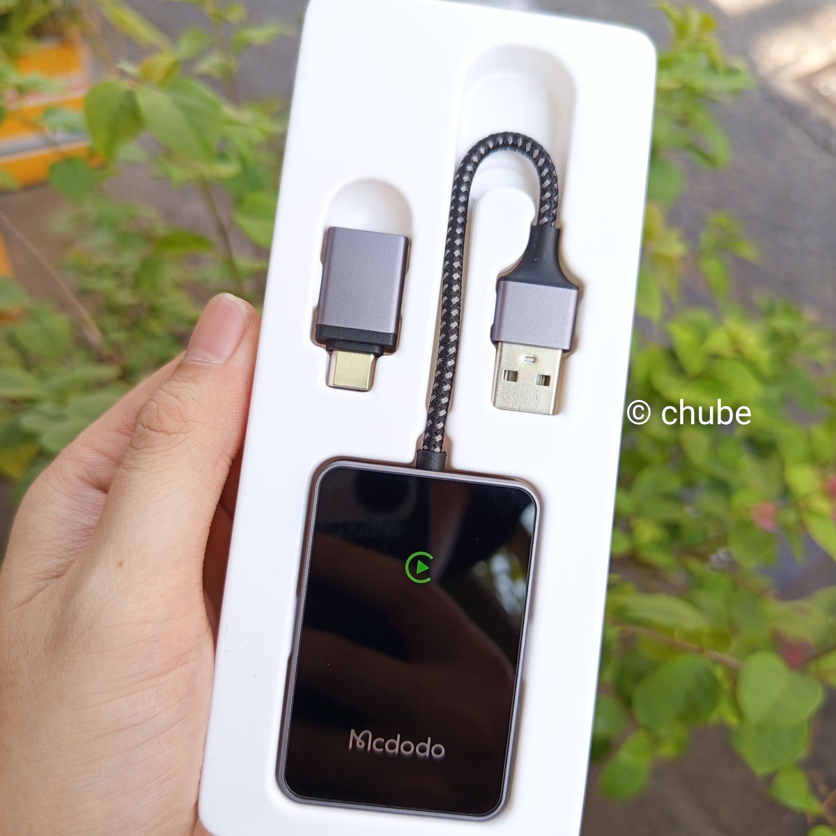 Mở hộp carplay không dây mcdodo ca-7210 với sản phẩm chính và adapter Type C tặng kèm