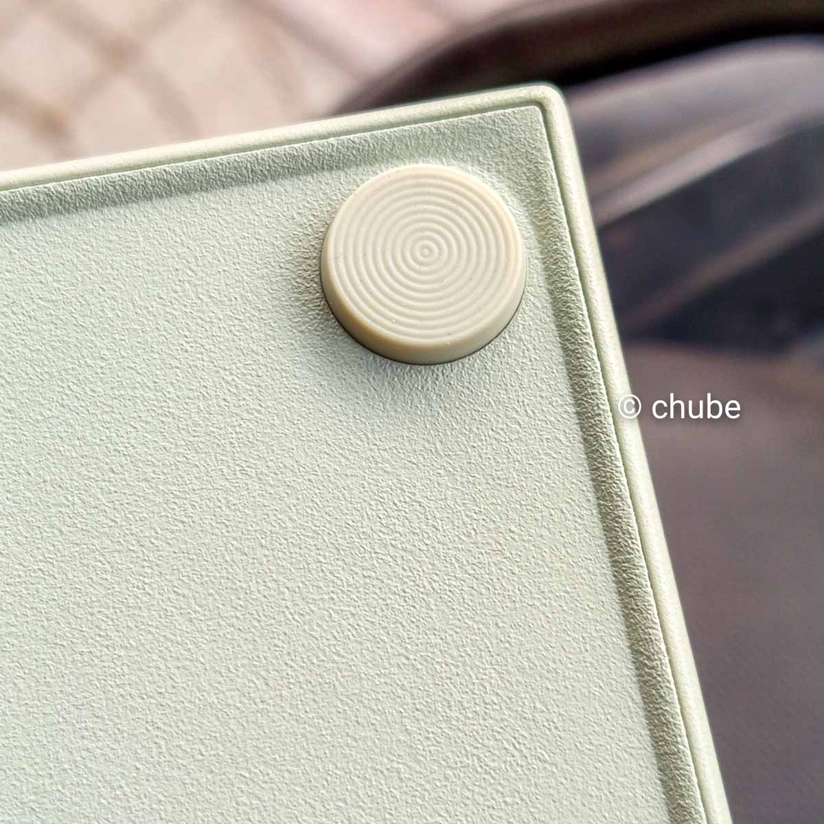 Chân đế cao su giúp máy chiếu Wanbo Cube 2 Pro đứng vững trên mọi mặt phẳng