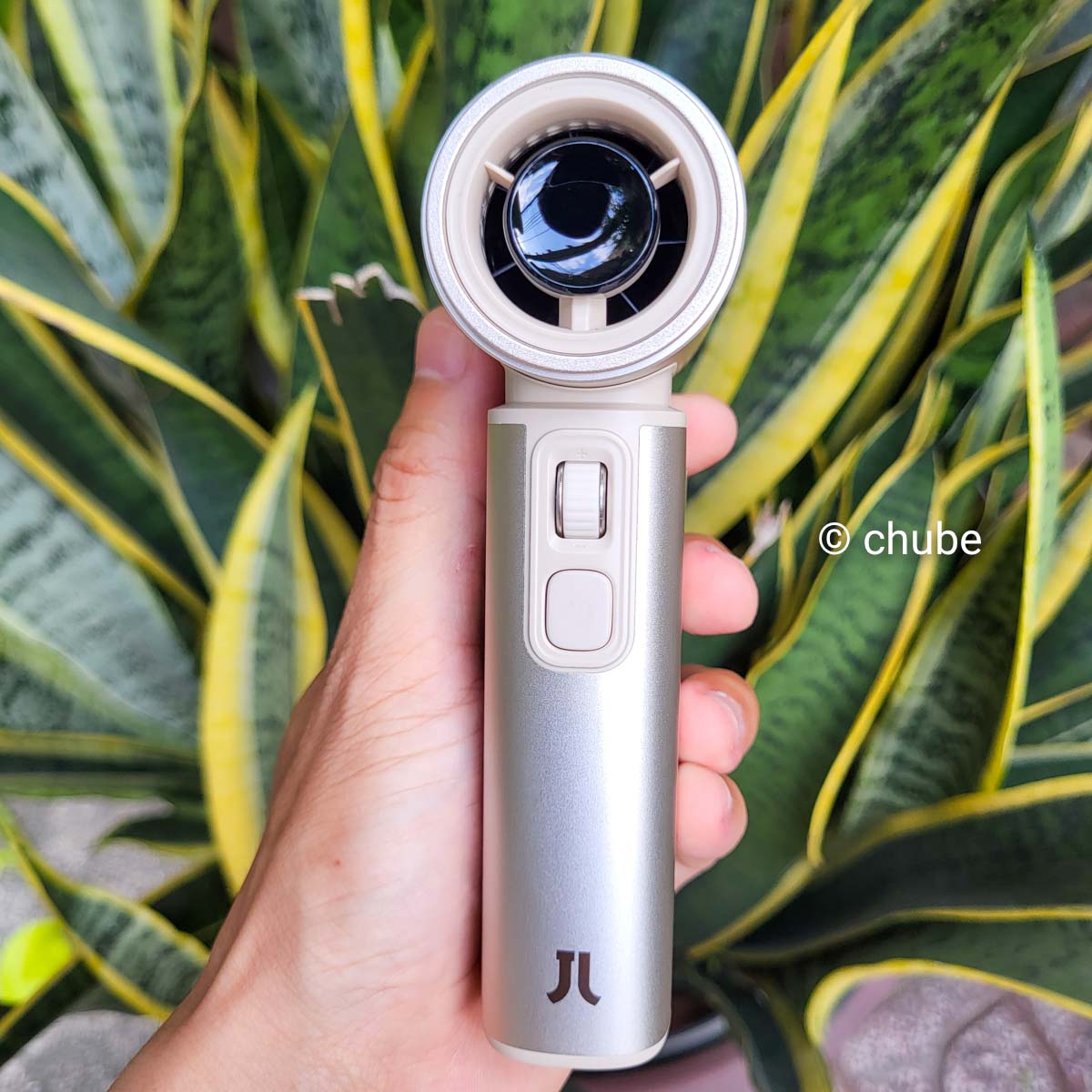 Mặt trước quạt Jisulife Ultra 2 với công tắc và con lăn điều chỉnh