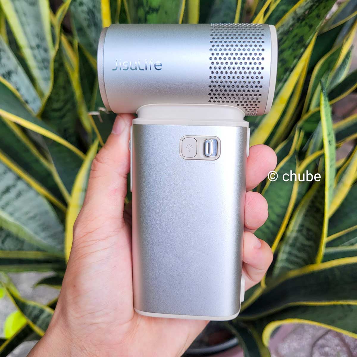 Mặt hông quạt Jisulife Ultra 2 với thiết kế lỗ hút khí tổ ong