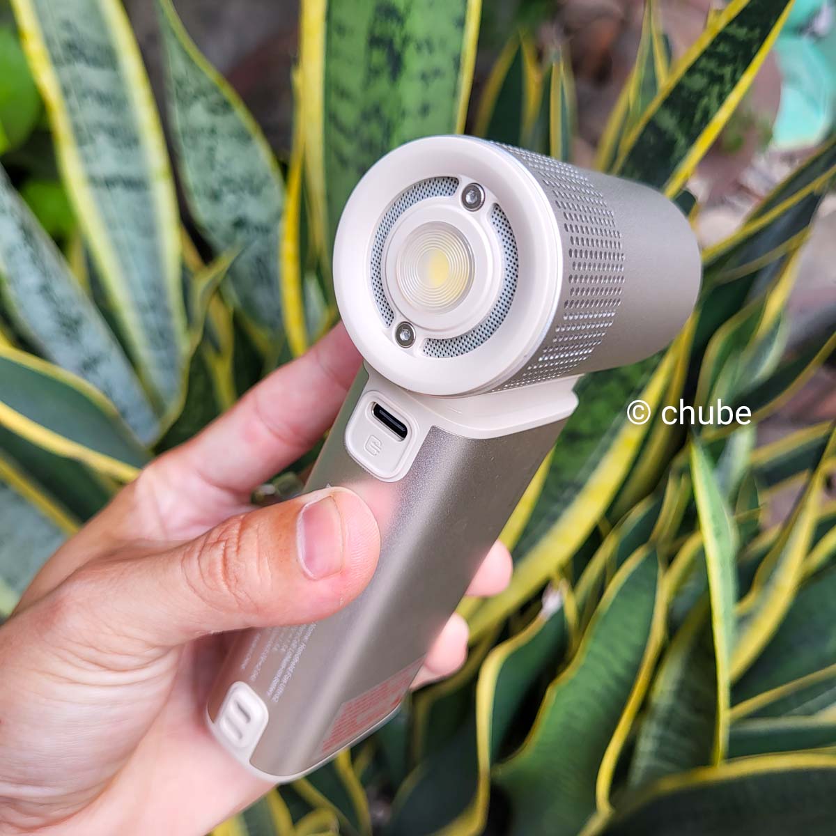 Mặt sau quạt Jisulife Ultra 2 và cổng sạc nhanh