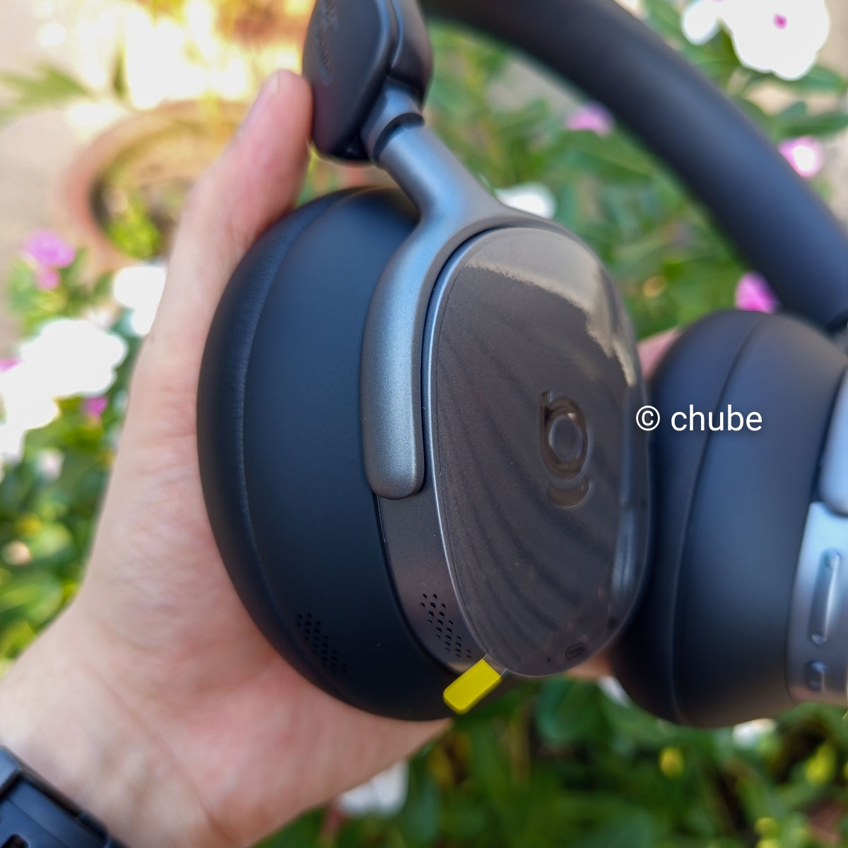 đệm tai màu đen rất êm của tai nghe Baseus XH1