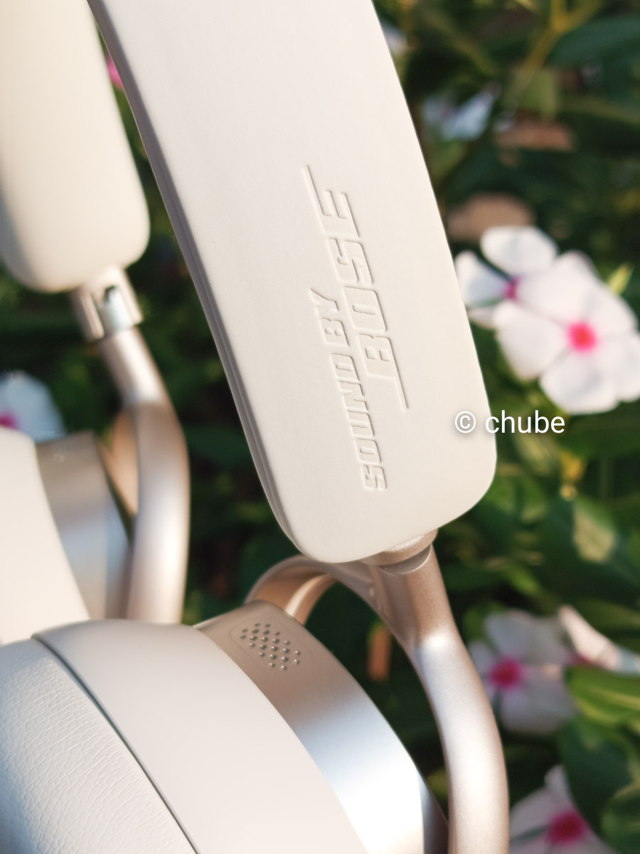 Phần quai màu trắng với chữ sound by bose