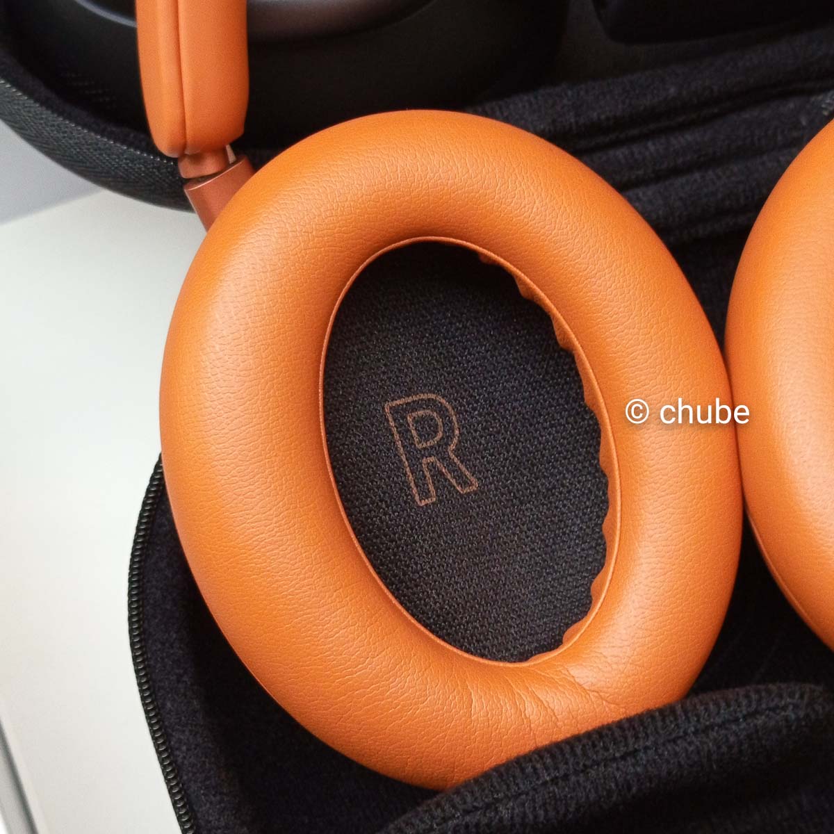 đệm tai nghe màu cam của Baseus XH1