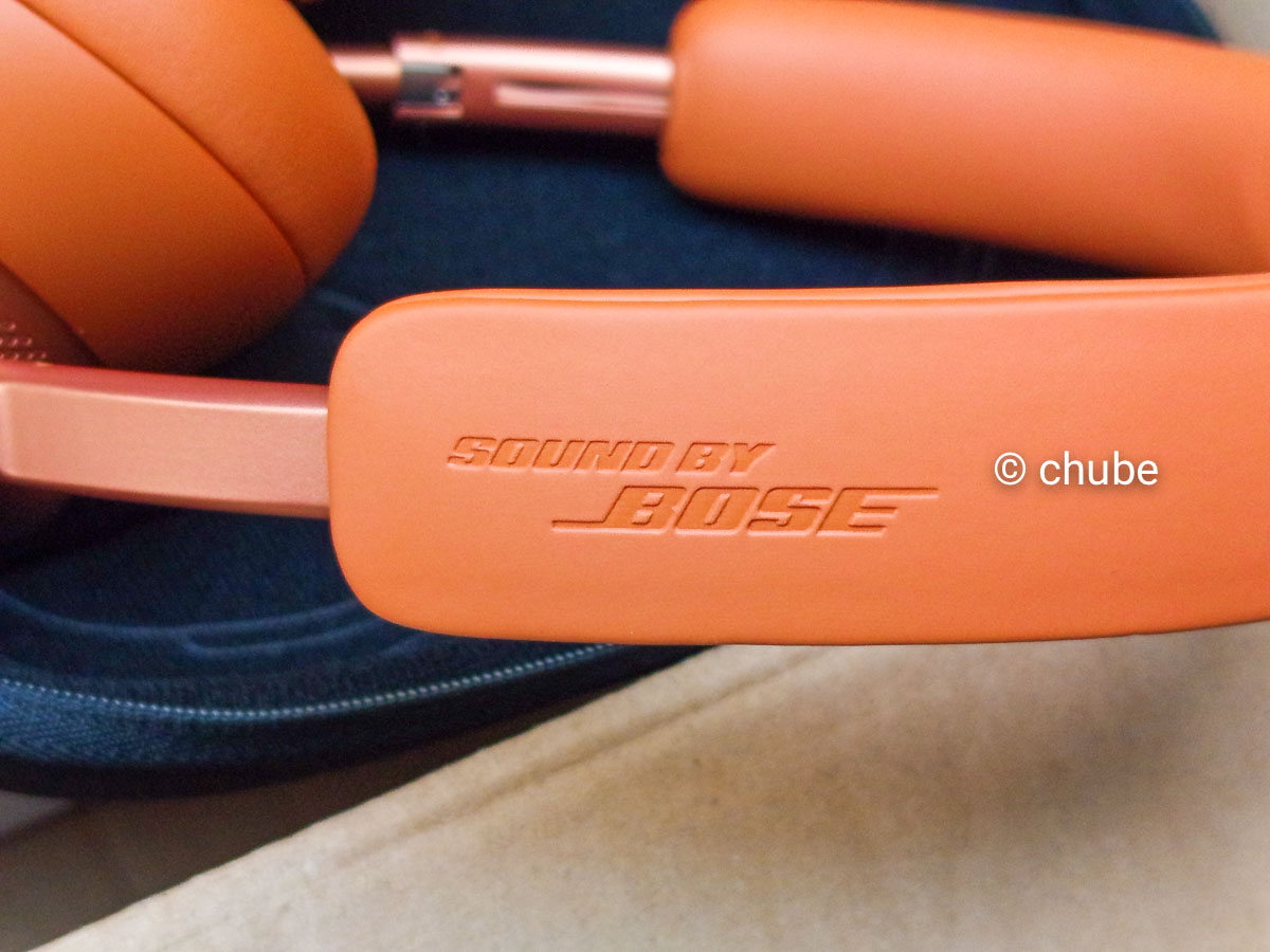 band tai nghe màu cam với chữ sound by bose