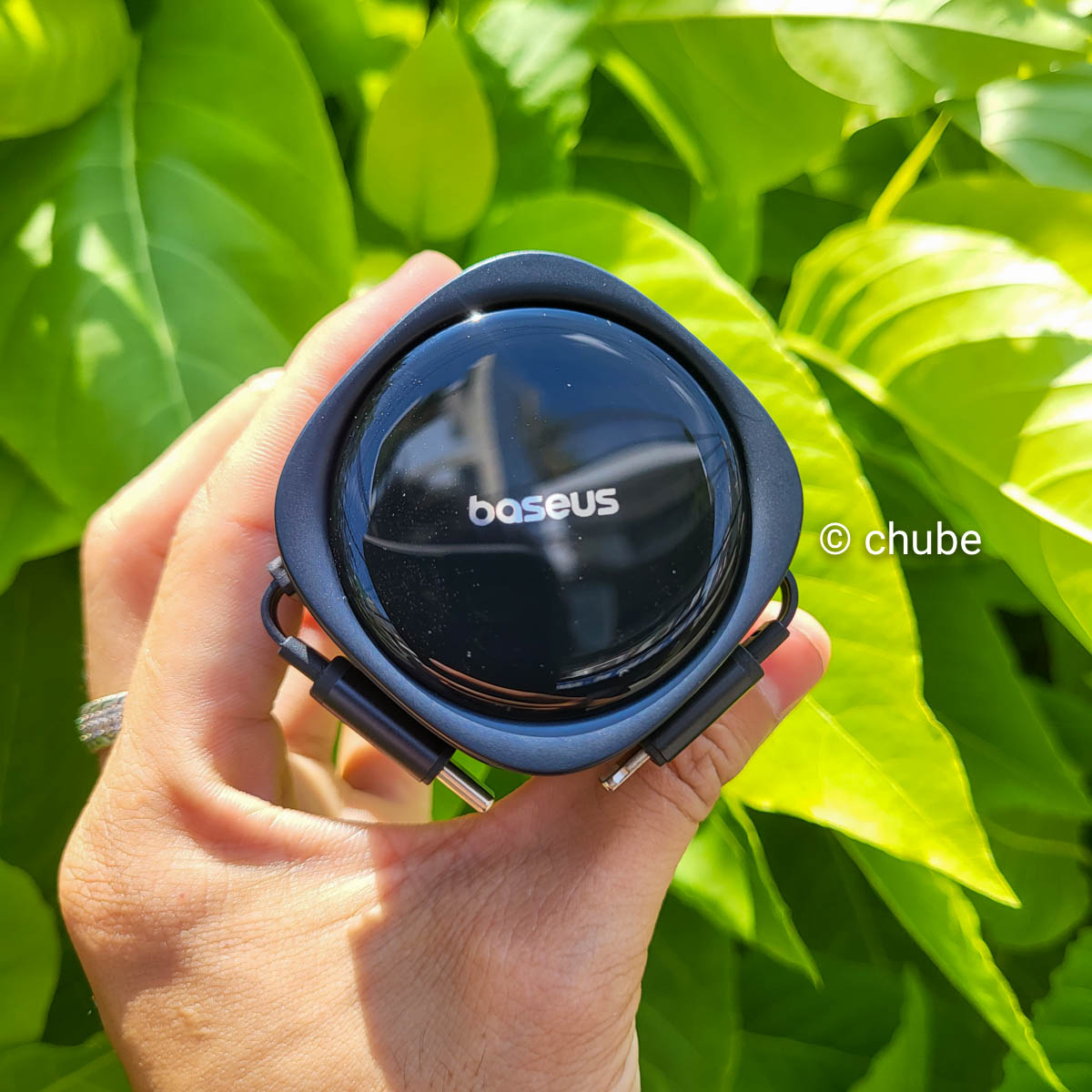 Cận cảnh logo Baseus và hoàn thiện cao cấp của tẩu sạc