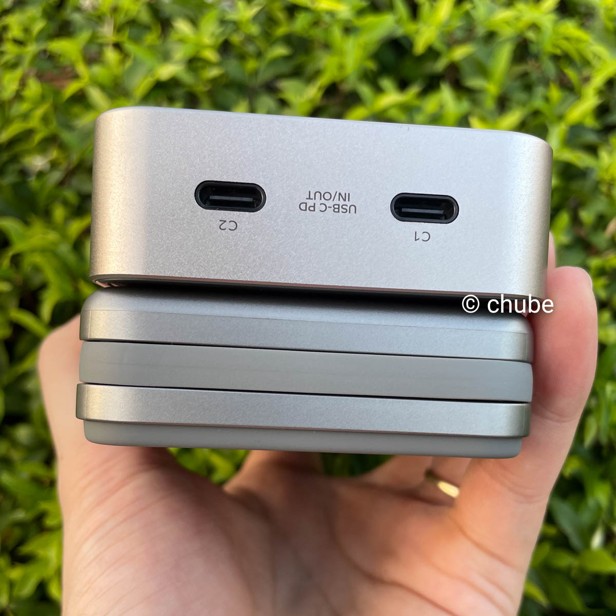 so sánh cạnh đáy cho thấy EcoFlow có khe cất cáp còn Momax có hai cổng USB-C