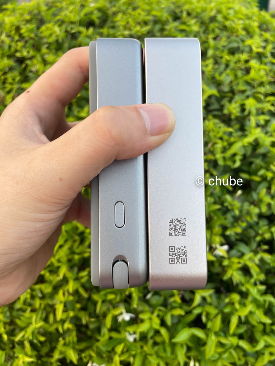 mặt hông của EcoFlow có nút nguồn tiện lợi trong khi Momax được làm phẳng tối giản