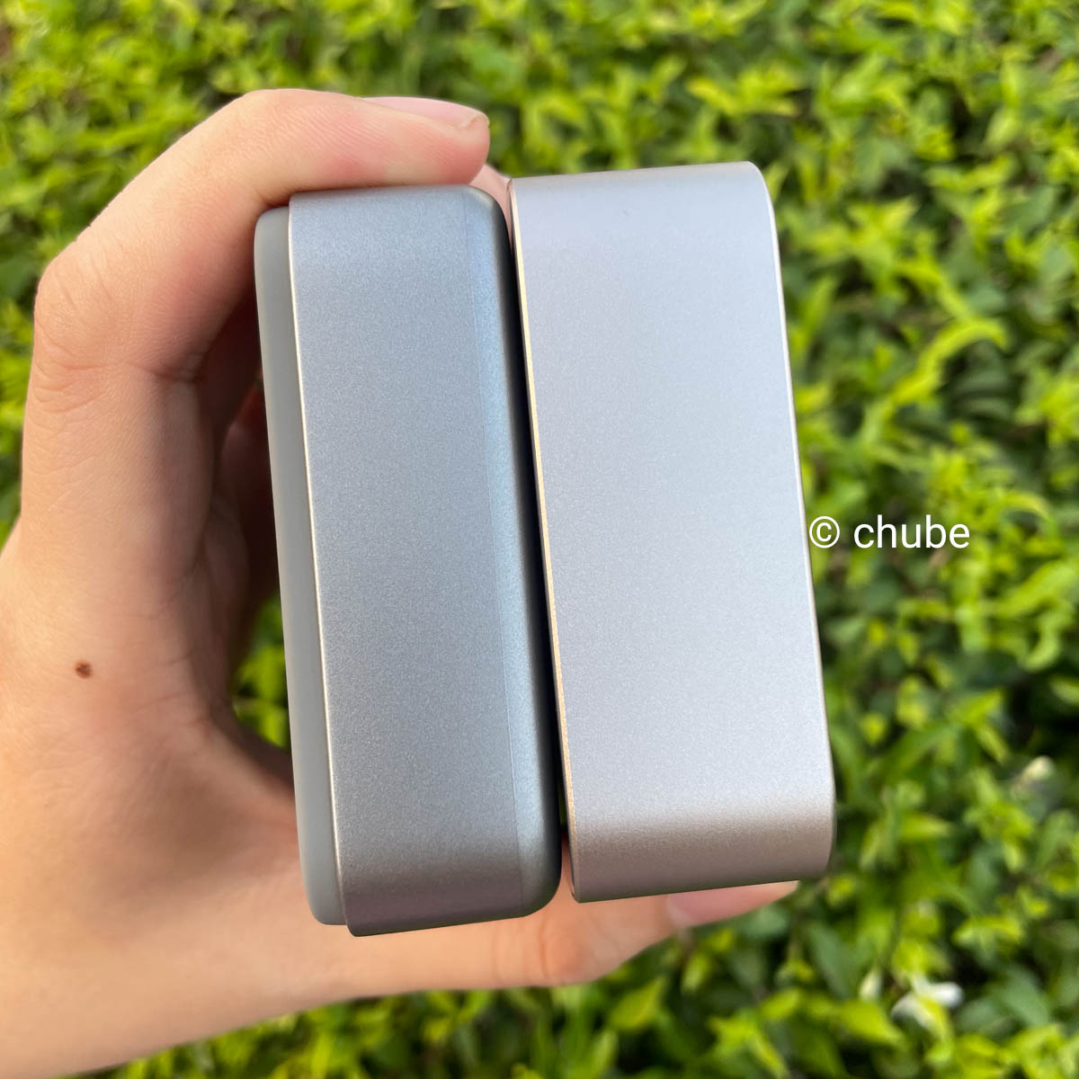 mặt trên của hai viên pin dự phòng sạc không dây cao cấp cho thấy độ dày tương đương