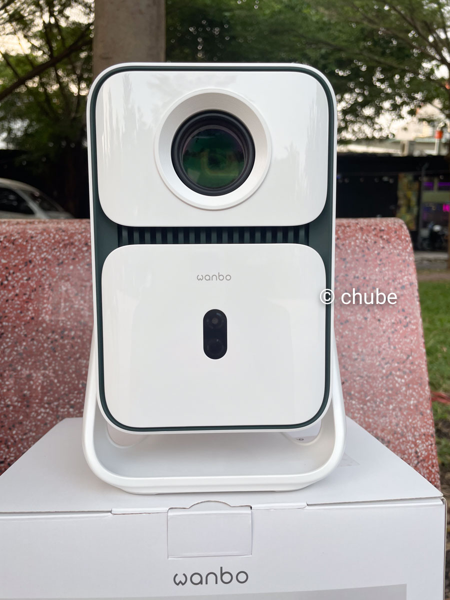 Mặt trước máy chiếu xem bóng đá Wanbo T2 Ultra nhỏ gọn