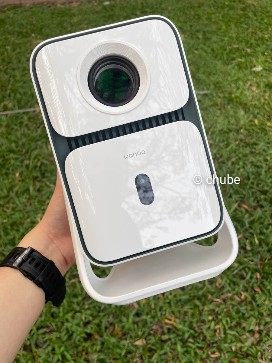 Máy chiếu xem bóng đá ngoài trời nhỏ gọn cầm tay