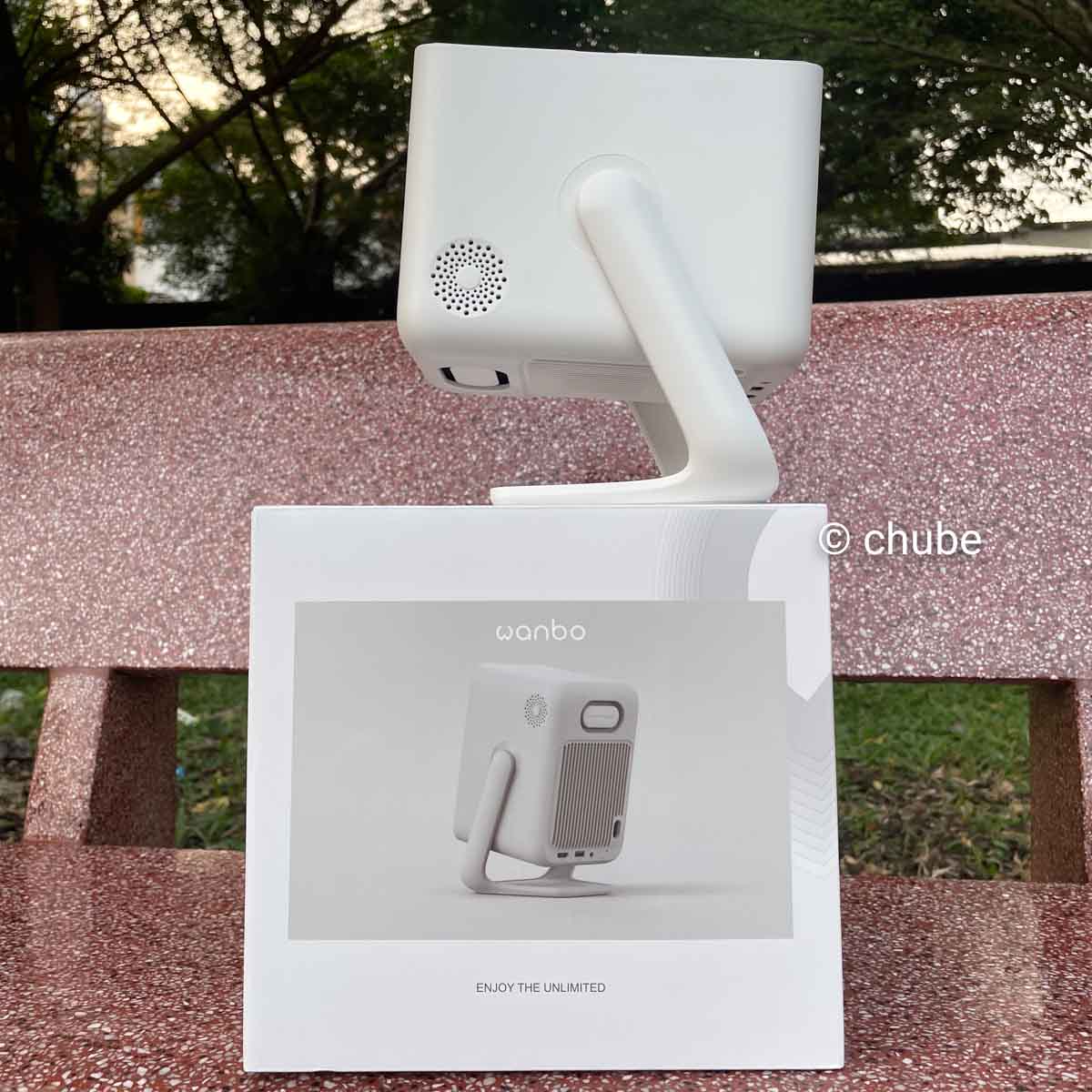 Máy chiếu xoay lên trần nhà xem bóng nằm thư giãn