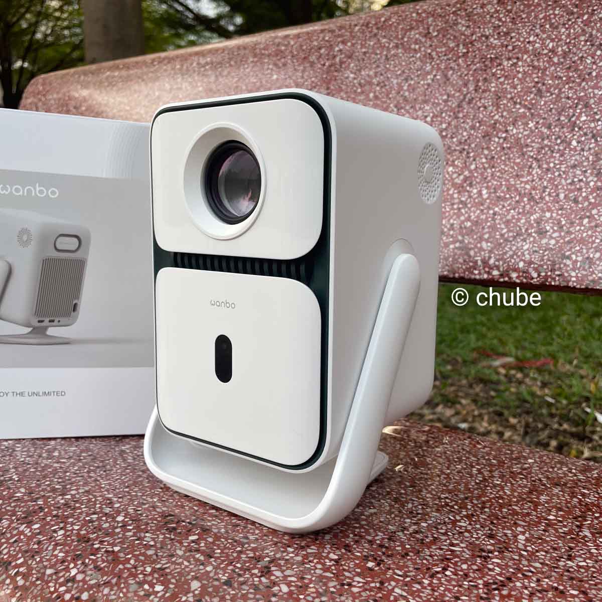 Máy chiếu xem bóng đá phòng khách hiện đại