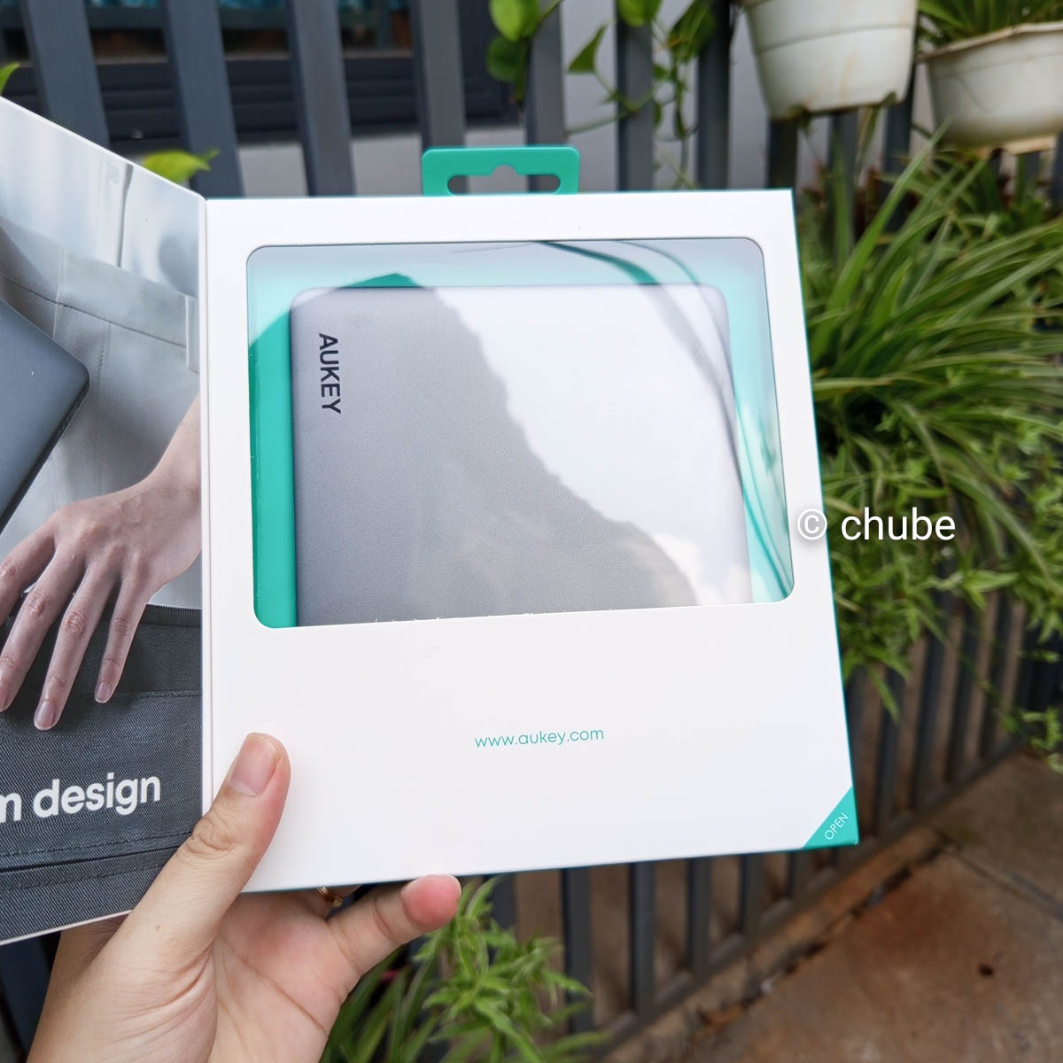 Một sản phẩm được đóng gói rất đẹp với thiết kế dạng mở giống như quyển sách khách hàng có thể dễ dàng mở ra để nhìn thấy pin dự phòng Aukey PB-Y44 siêu mỏng bên trong