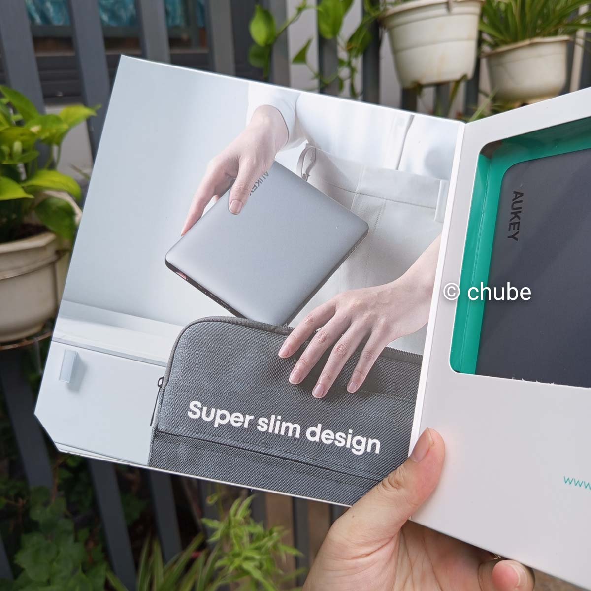 Mặt bên trái của hộp thể hiện rõ chức năng pin dự phòng Aukey PB-Y44 siêu mỏng để chung túi đựng laptop không bị cấn bị gồ