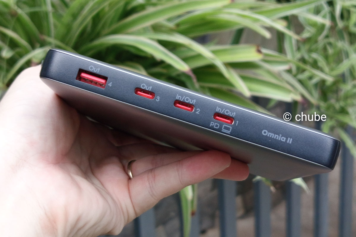 Cổng sạc pin dự phòng 100W 20000mAh mỏng nhẹ bố trí chung 1 mặt gồm 1 cổng A và 3 cổng C tiện sạc 4 thiết bị cùng lúc