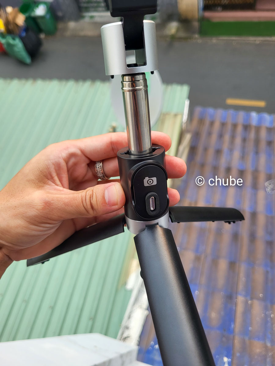 Chi tiết đầu kẹp điện thoại của gậy selfie USAMS ZB324