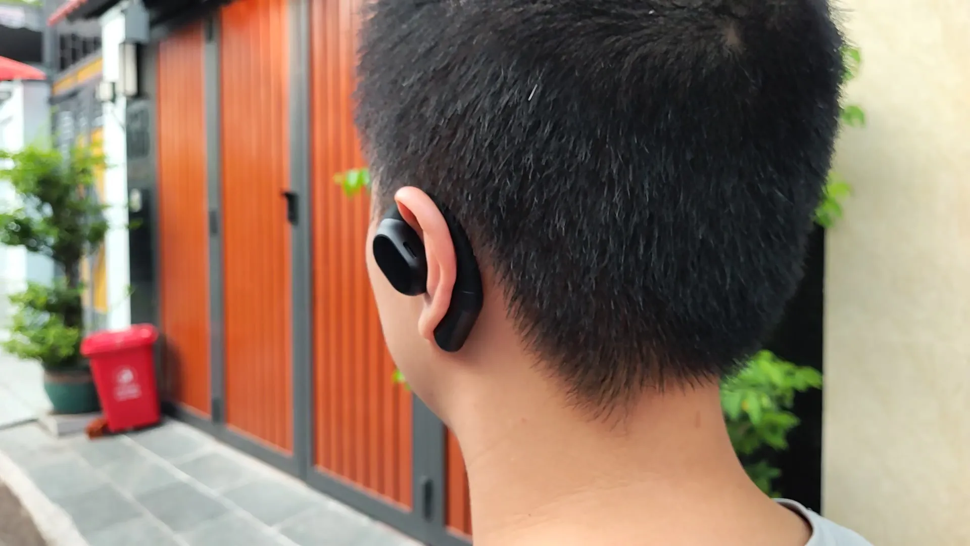 Tai nghe kiểu Open Ear Air Conduction mang lại sự thoải mái và an toàn khi đeo