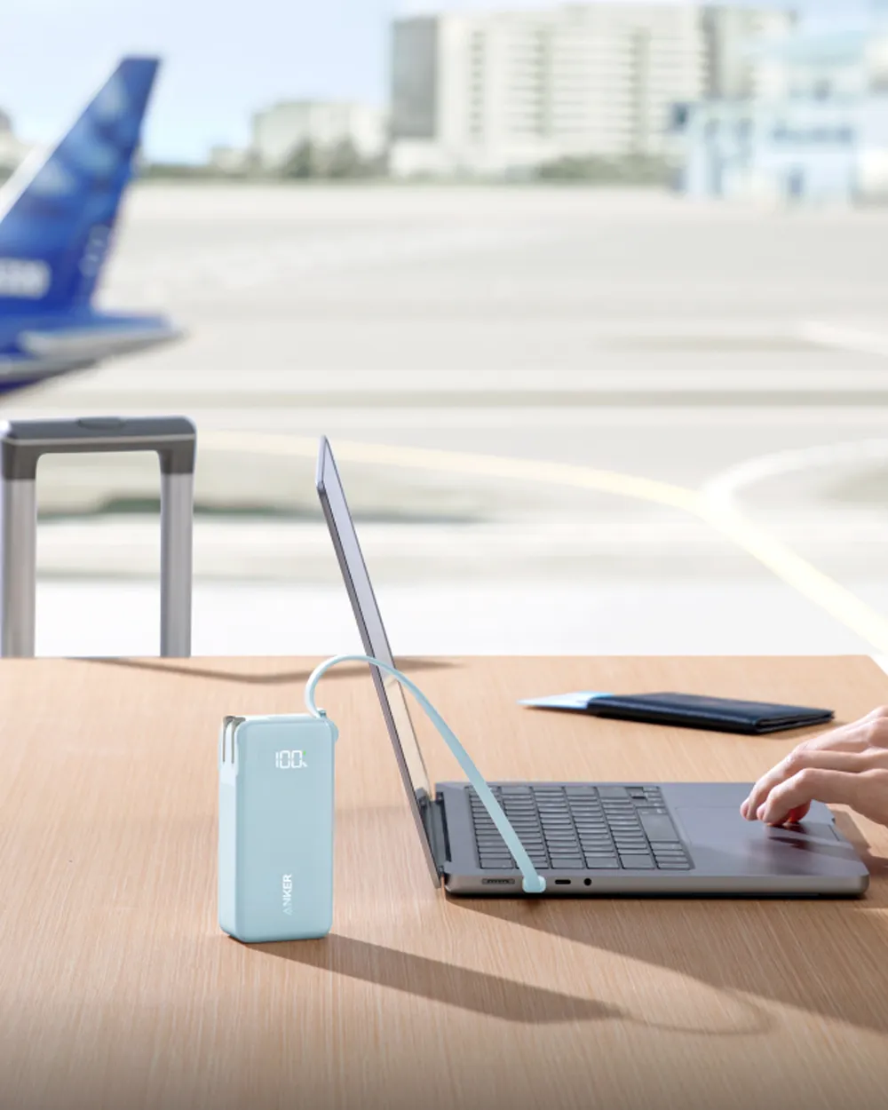 Cận cảnh cáp USB-C tích hợp trên pin sạc dự phòng ANKER A1637