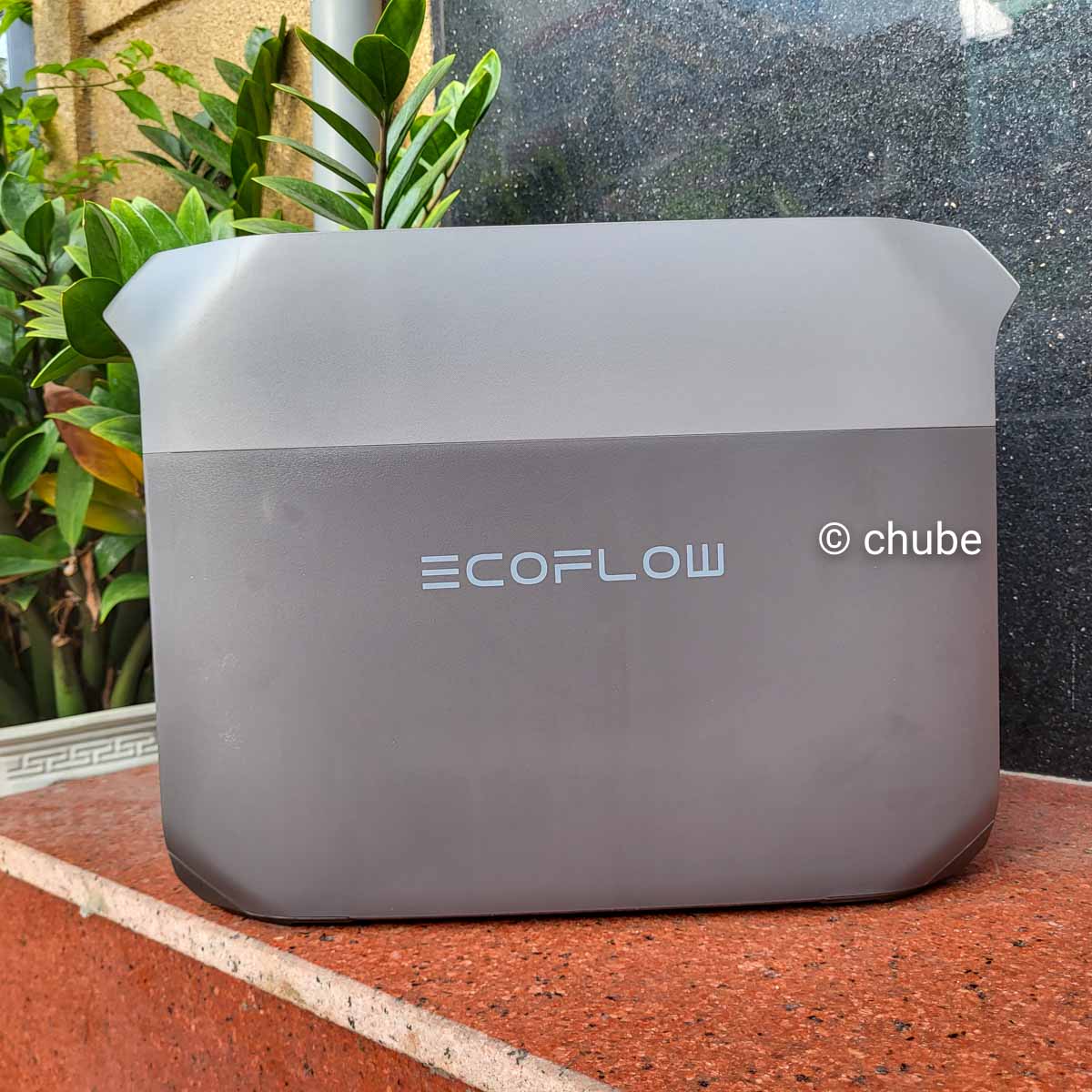 Trạm EcoFlow Delta 3 – ảnh kính hiển thị điện áp và nút điều khiển