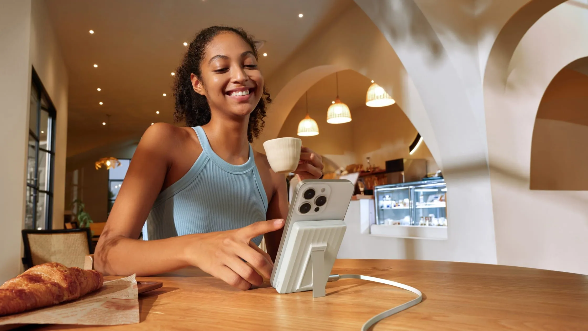 EcoFlow Mag Qi1 10000mAh thiết kế nhỏ gọn, bám dính mạnh mẽ