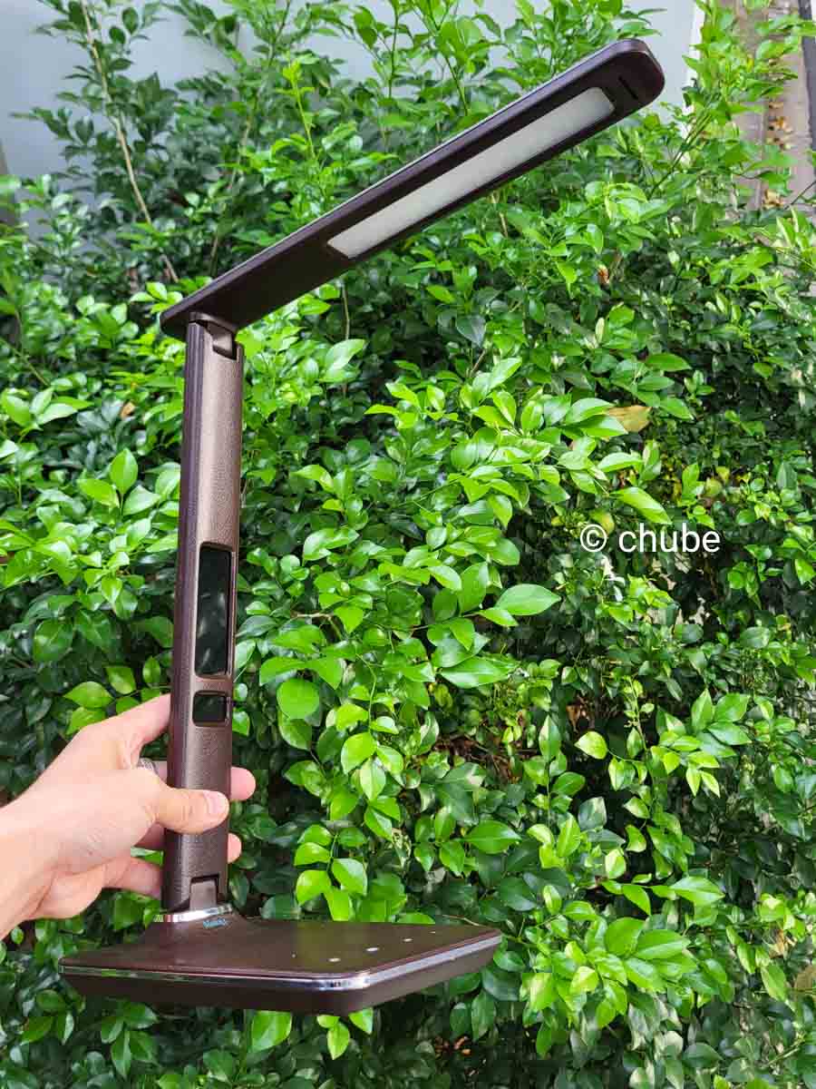 Đèn LED để bàn đa năng MoToM GS1701 – góc chụp chi tiết thân đèn