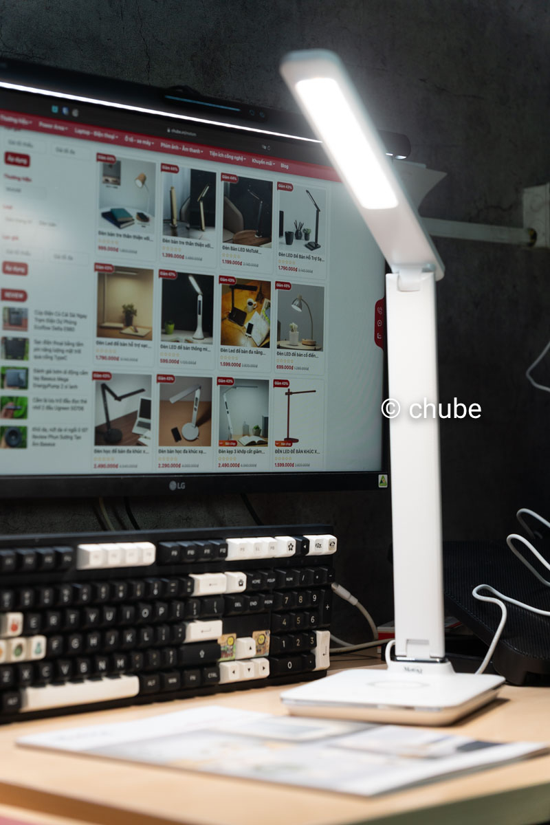 Đèn LED để bàn MoToM GST006 – tích hợp sạc không dây tiện lợi