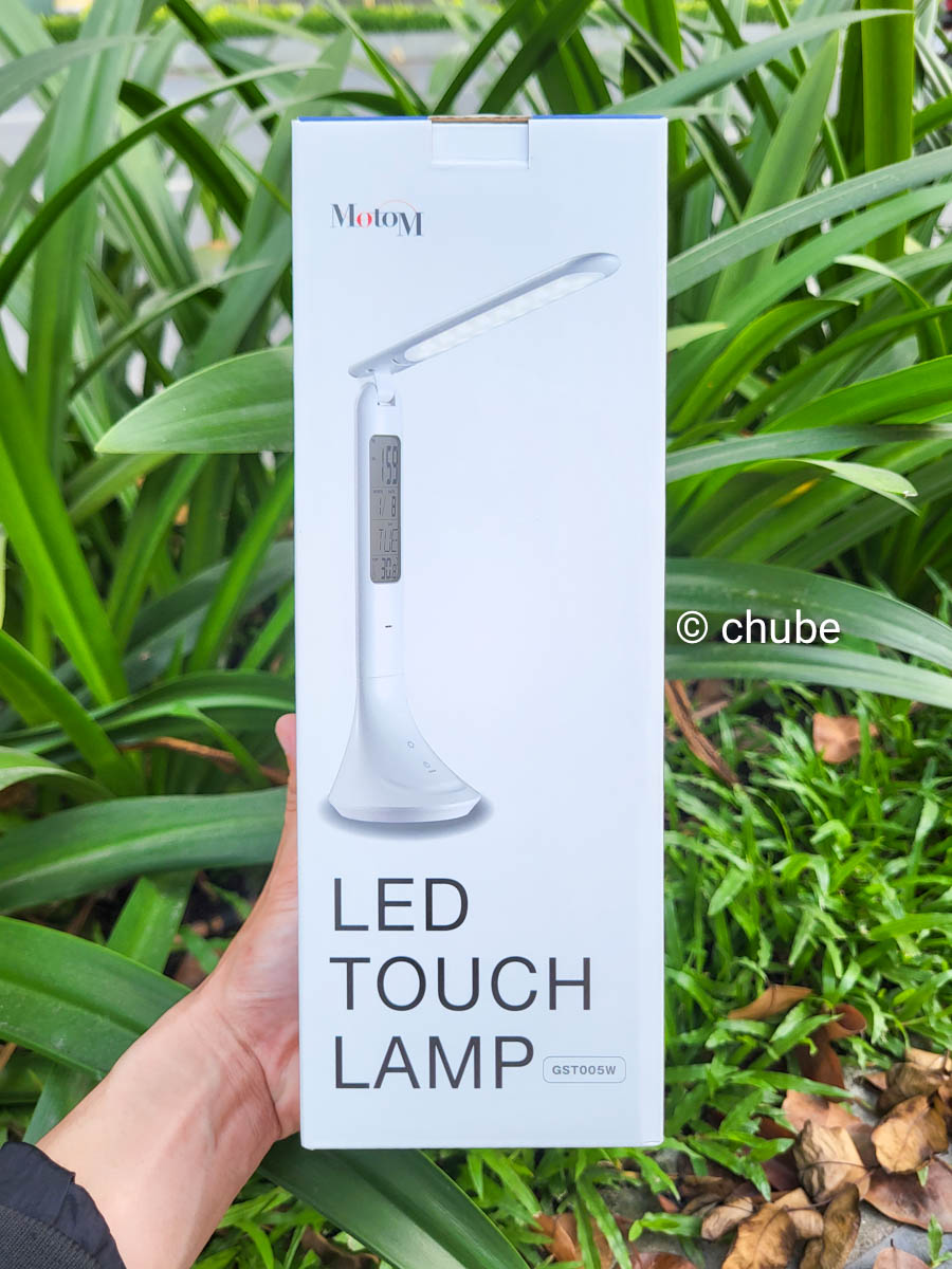 Góc chụp từ trên xuống đèn LED để bàn MoToM GST005W