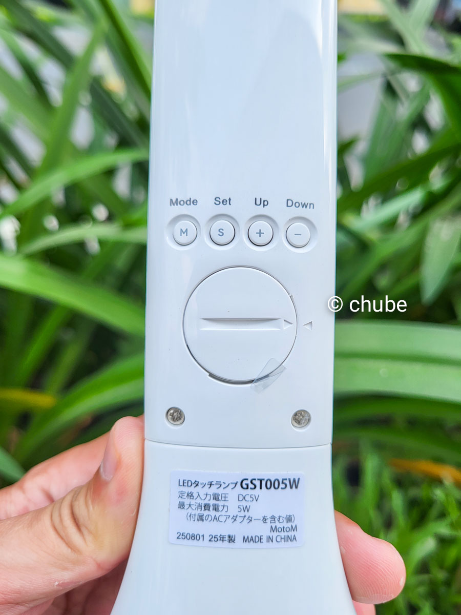 Đèn LED để bàn thông minh MoToM GST005W thiết kế hiện đại màu trắng