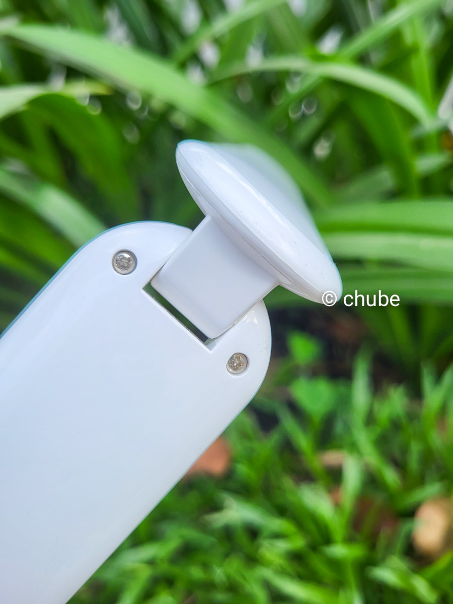 Góc nghiêng thân đèn MoToM GST005W thể hiện khả năng gập gọn