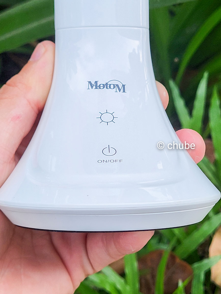 Cận cảnh bảng điều khiển cảm ứng và màn hình LCD trên đèn MoToM