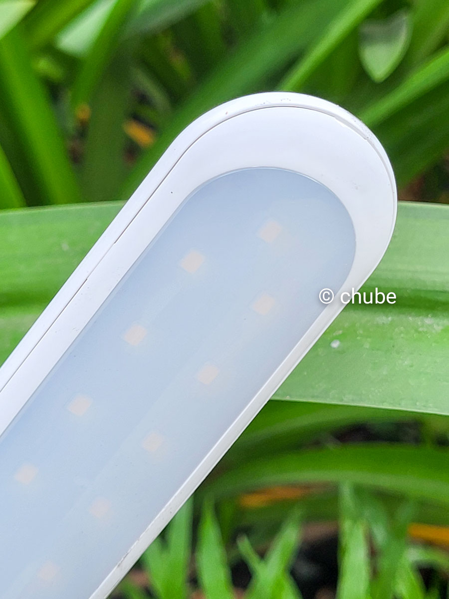 Chi tiết chân đế vững chắc và cổng sạc USB phía sau đèn