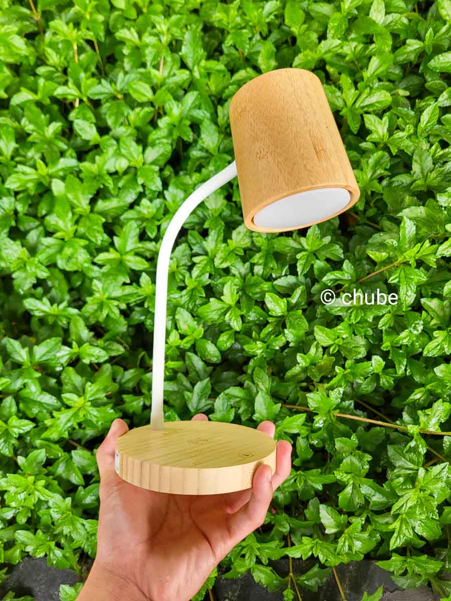 Góc nghiêng thân đèn LED để bàn MotoM chất liệu tre tự nhiên