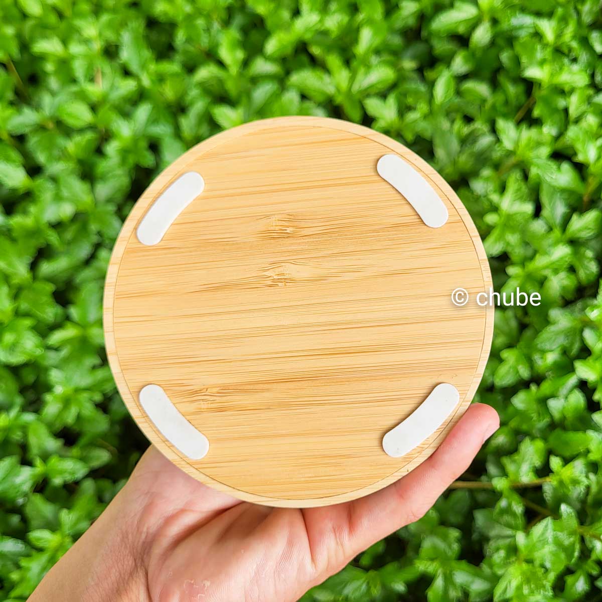 Chi tiết chân đế đèn tích hợp sạc không dây tiện lợi