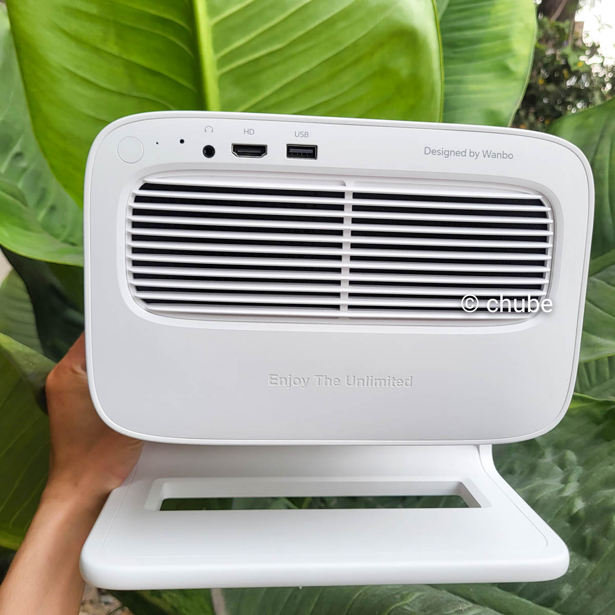 Máy chiếu Wanbo Vali 1 – bố trí sản phẩm trên bàn sử dụng